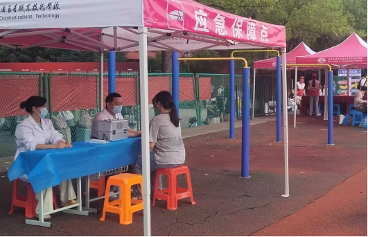 医务站保障新生报到 筑牢健康安全防线