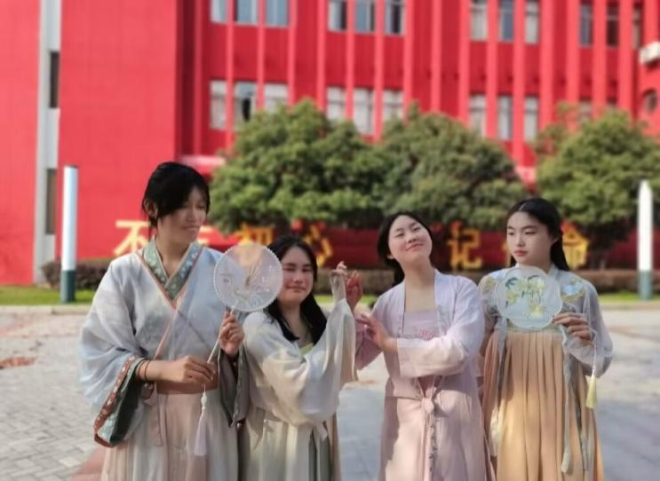 春有约  花不误   ——华仪汉服社校园欢度“花朝节”