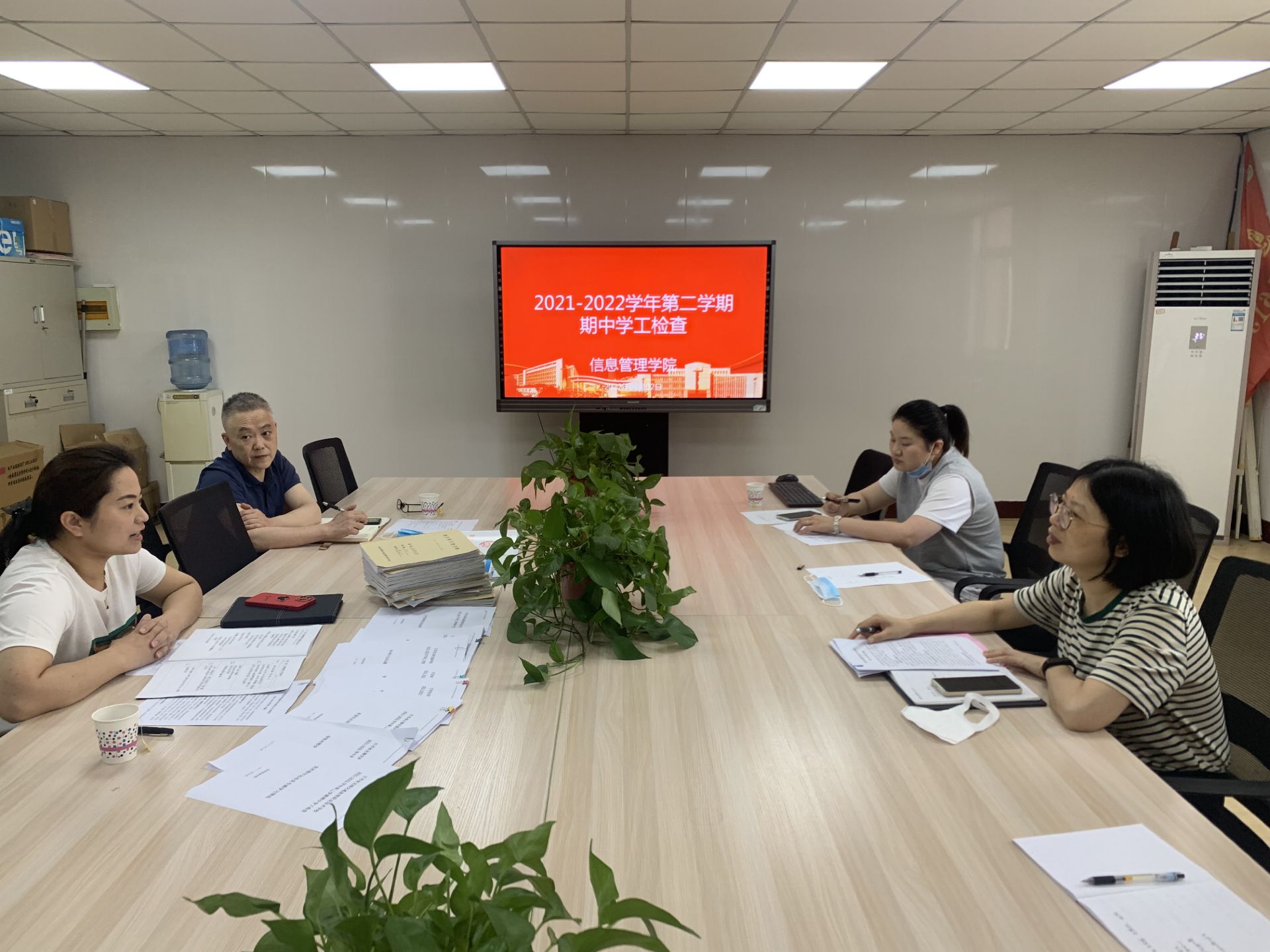 信息管理学院2021—2022学年第二学期学生工作期中检查顺利完成
